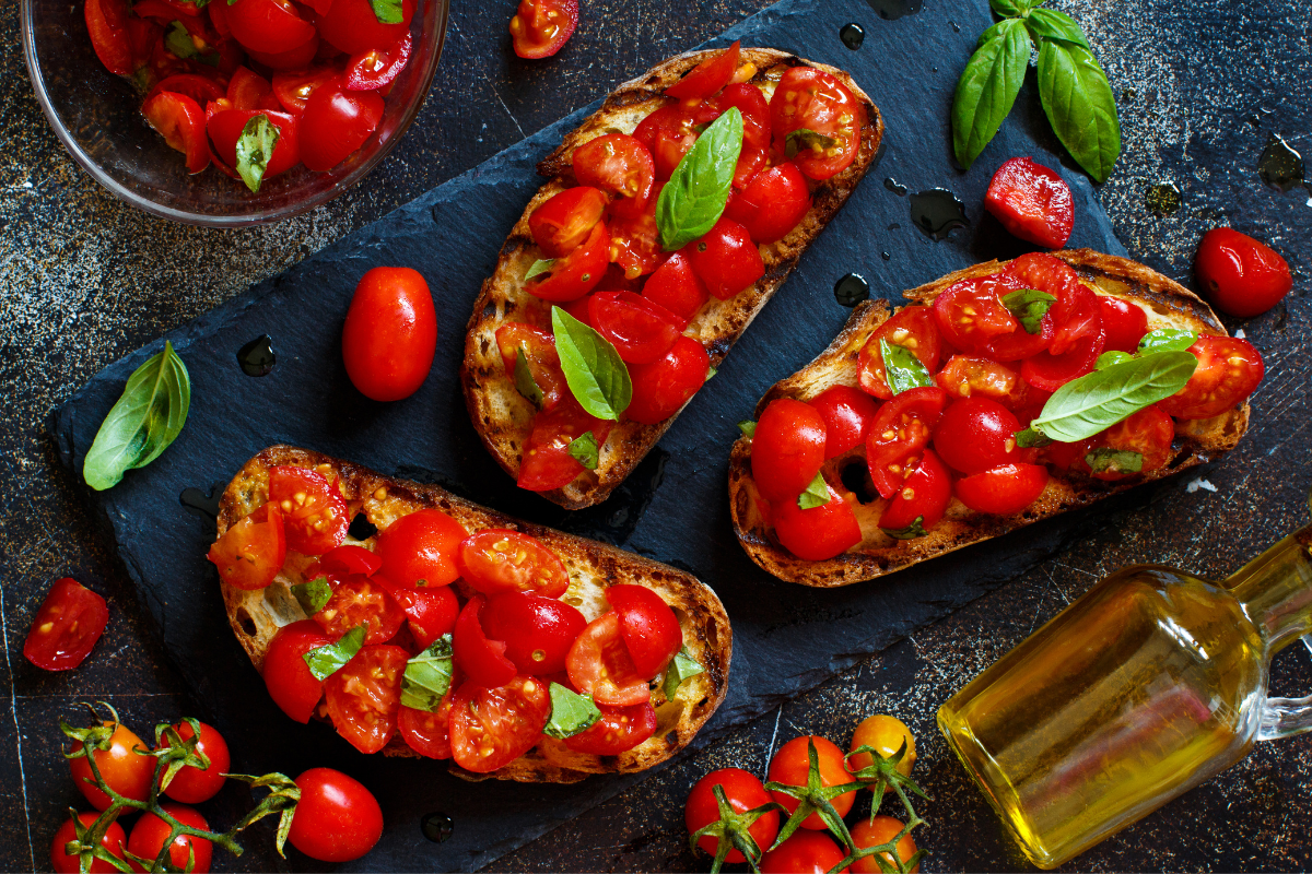 Bruschetta de tomate e manjericão