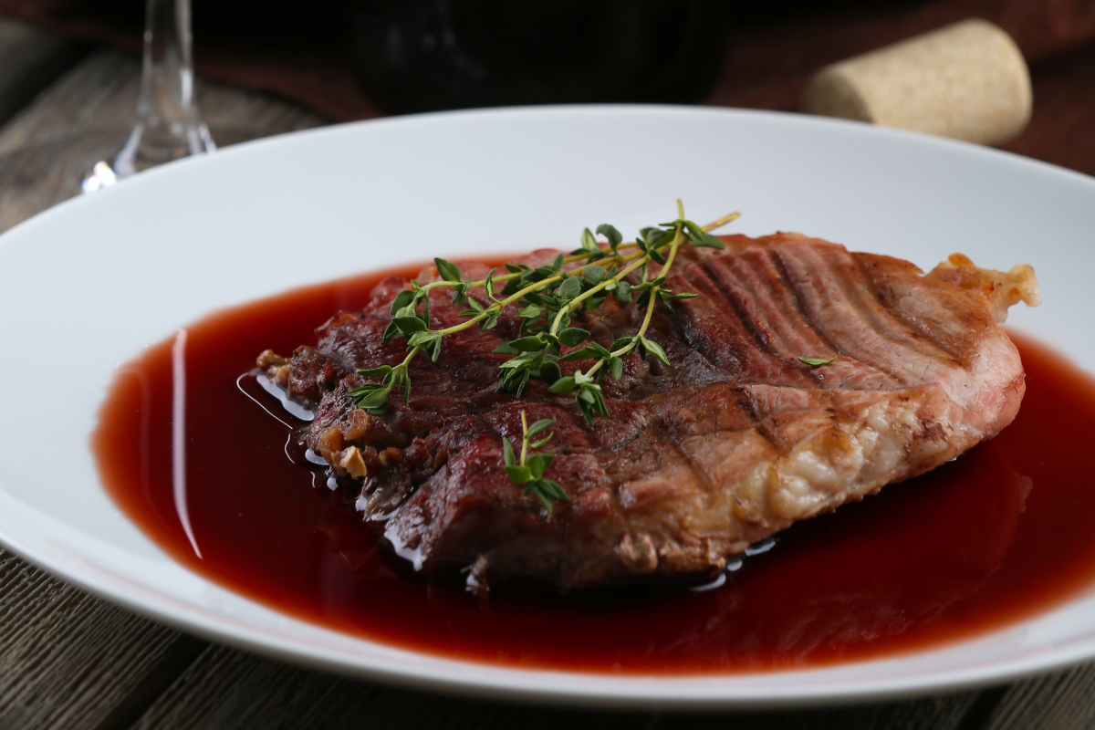 Bife ao molho de alho e ervas: o prato perfeito para jantar familiar